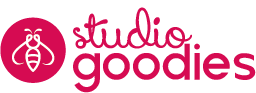 Logo de la marque Studio Goodies comportant une abeille stylisé, le mot Studio écrit dans une police cursive et le mot Goodies écrit dans une police plus grasse et sans serif, le tout étant de couleur rose fuchsia.